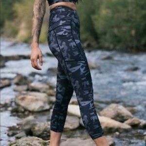 Zyia Black Camo Light n Tight Capri Size S in EUC